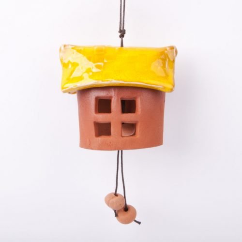 Domek z rudej gliny z żółtym dachem prezent