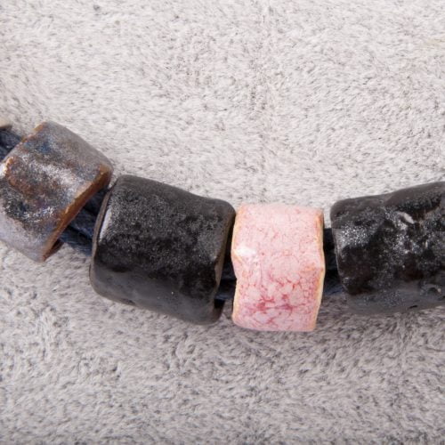 Naszyjnik na granatowych sznurach w czerni i różowym