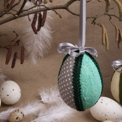 jajko wielkanocne - dekoracyjne tasiemki do powieszenia - zielono - szare w białe kropeczki