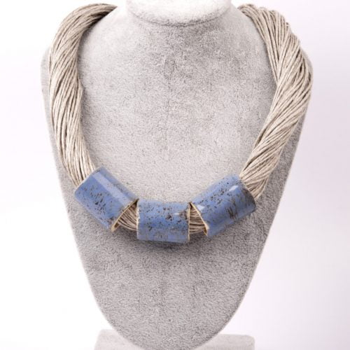 Stalowo-niebieski naszyjnik na lnianych sznurach
