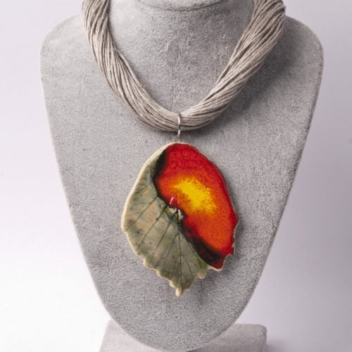 Naszyjnik z liściem jesiennym czerwono-zielonym biżuteria ceramiczna