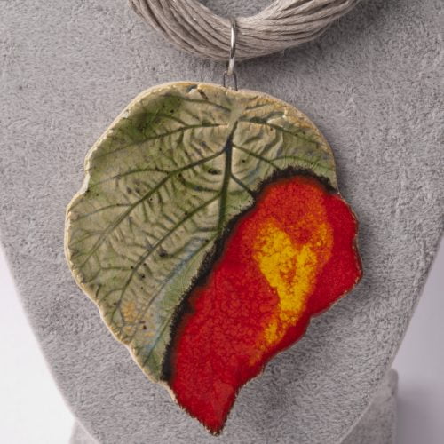 Naszyjnik z liściem czerwono-zielonym na lnie biżuteria