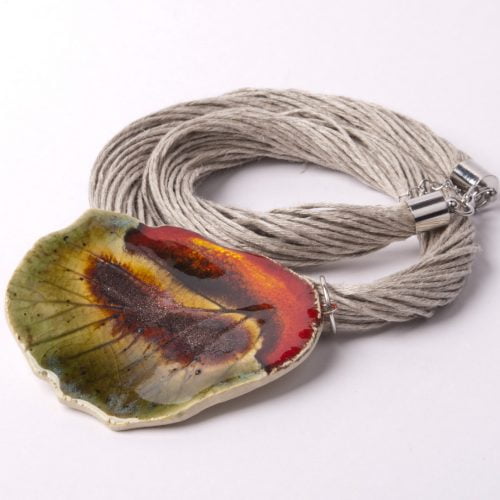 Naszyjnik na sznurach lnianych z klasycznym liściem z ceramiki polskiej