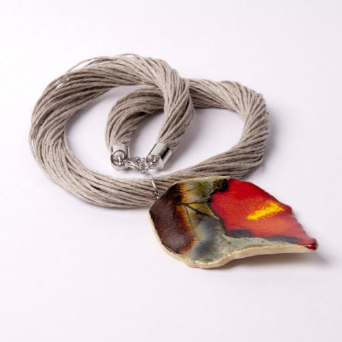 Naszyjnik na lnie z wyrazistym, jesiennym liściem biżuteria ceramiczna