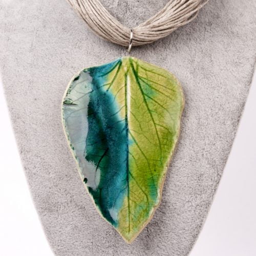 Naszyjnik z podłużnym malachitowo - zielonym liściem ceramika