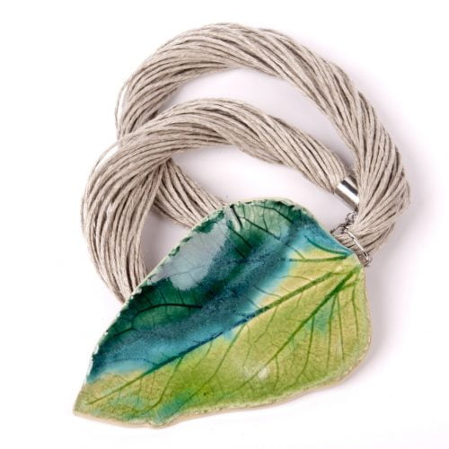 Naszyjnik z podłużnym malachitowo - zielonym liściem ceramiczna biżuteria