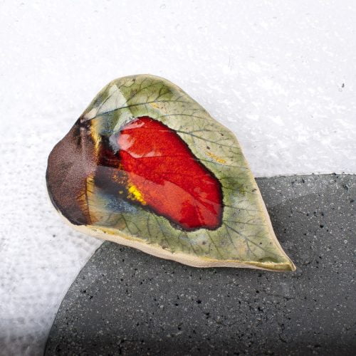 Broszka ceramiczna – nietuzinkowy jesienny liść