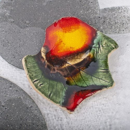 Broszka ceramiczna – malowniczy jesienny liść