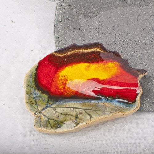 Broszka ceramiczna: jesienny liść czerwono-żółty