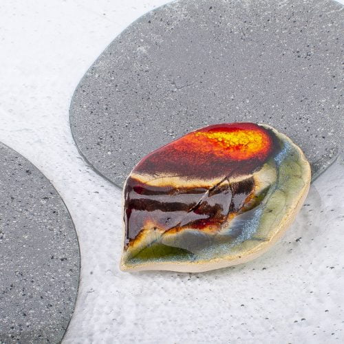 Broszka ceramiczna – finezyjny jesienny liść ceramika uztkowa