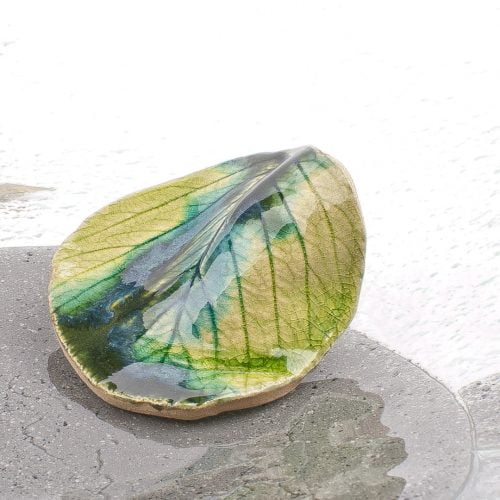 Liść ceramiczny olchy - broszka o zieleniach, rękodzieło