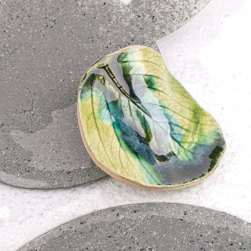 Liść ceramiczny olchy - broszka o zieleniach, rękodzieło polskie