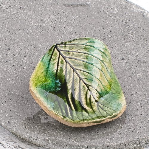 Liść ceramiczny- broszka w zniewalających zieleniach