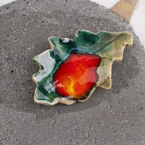 Liść dębowy - broszka ceramiczna w radosnych barwach