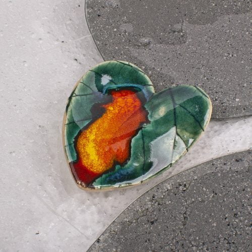 Jesienny liść w kształcie serca - broszka z ceramiki artystycznej