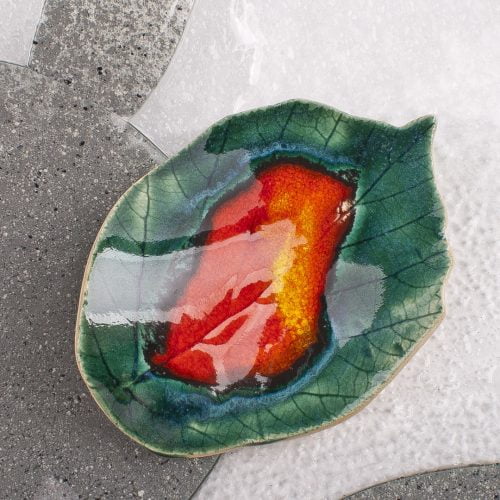 Broszka w kształcie niezwykłego, jesiennego liścia ceramika polska