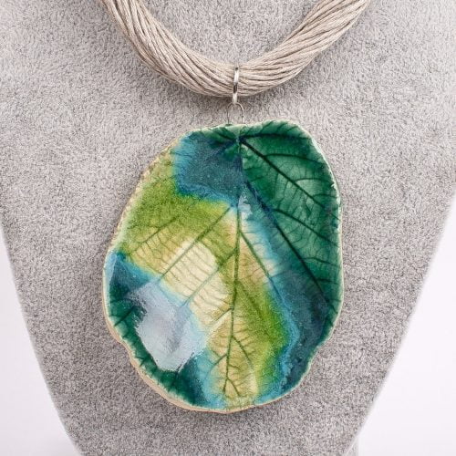 Naszyjnik - wiosenny liść na lnianym sznurze ceramika