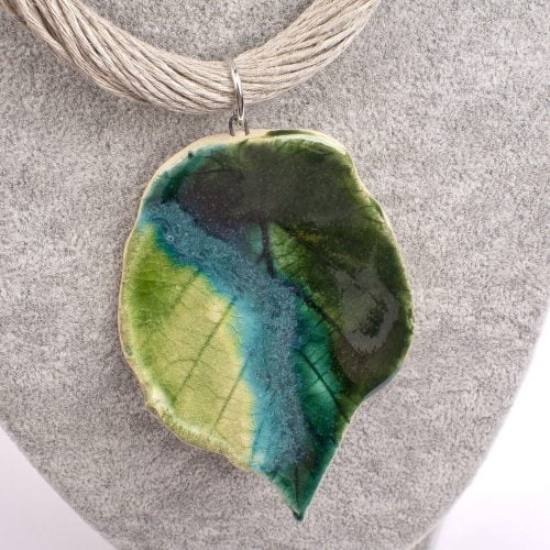 Naszyjnik - zielony liść na lnianych sznurach, ceramika polska