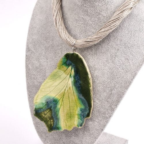 Naszyjnik-ujmujący liść w zielonym odcieniu, ceramika polska