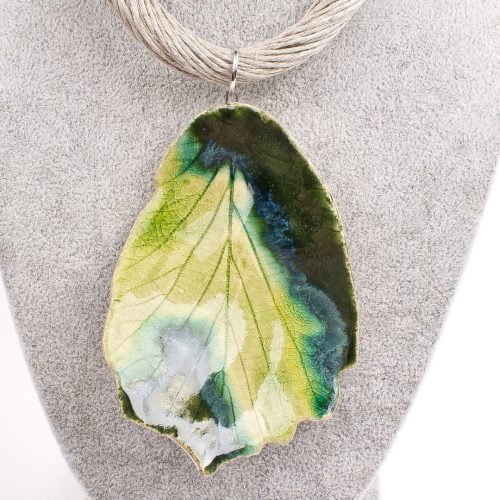 Naszyjnik-ujmujący liść w zielonym odcieniu, ceramika
