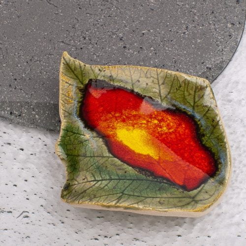 Broszka ceramiczna – jesienny liść w stonowanej barwie
