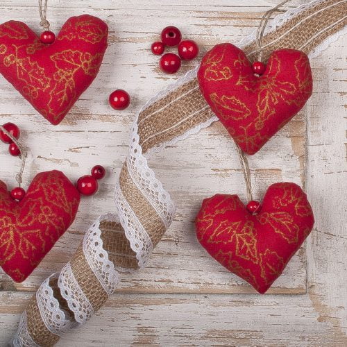 Czerwone serca ze złotym liściem ostrokrzewu na choinkę dekoracja świąteczna