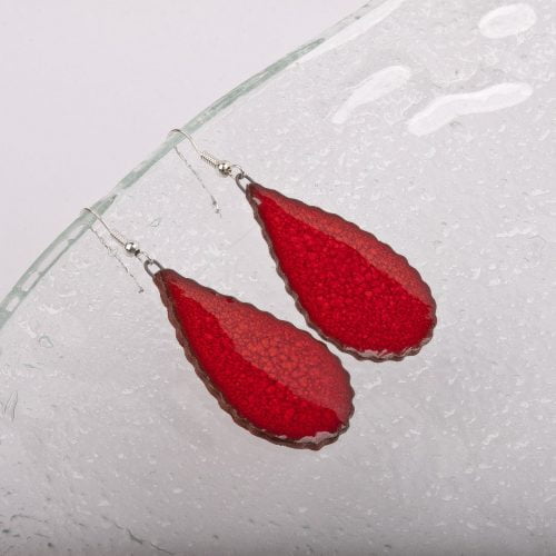 Podłużne kolczyki łezki w pięknej czerwieni ceramiczne rękodzieło