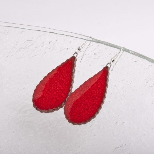 Podłużne kolczyki łezki w pięknej czerwieni ceramiczna biżuteria