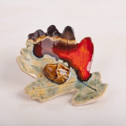 Radosna broszka - dębowy liść jesienny ceramika