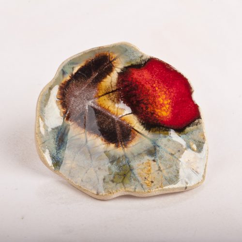 Broszka - jesienny liść w starym złocie ceramiczna