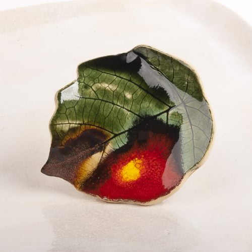 Broszka w kształcie jesiennego liścia ceramika