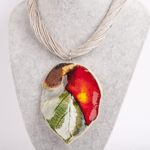 Naszyjnik z lnu z baśniowym liściem ceramika