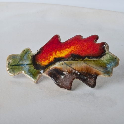 Broszka ceramiczna w kształcie liścia dębu