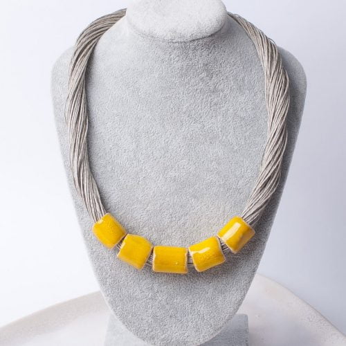 Szafranowo-żółty naszyjnik na lnianych sznurach