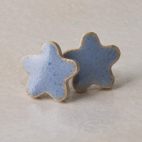 Lawendowo-niebieskie gwiazdki na jasnej glinie