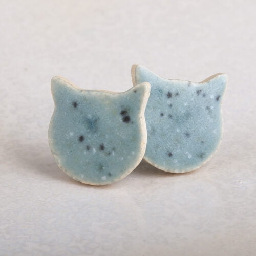 Błękitne, pastelowe kotki z jasnej gliny