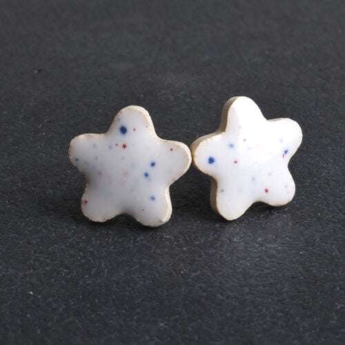 Gwiazdki, białe nakrapiane z jasnej gliny